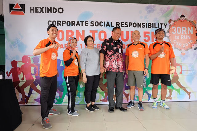 3 Best Runners with Hexindo CEO (second from the right), YPAC Director (fourth from the right) & Head of Sub District of Cakung Jakarta (third from the right)