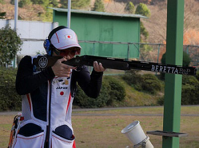 散弾銃を構え、狙いを定める中山選手