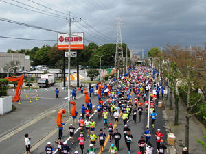 土浦工場の前を走り抜けるランナーの皆さん