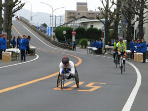 Mr. Fujita, who is on the front right, served as a support rider for the third time in this year’s race