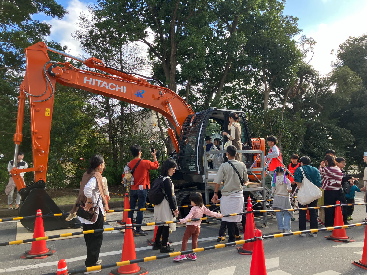 土浦工場で「第17回日立建機フェスティバル」を開催しました - 日立建機