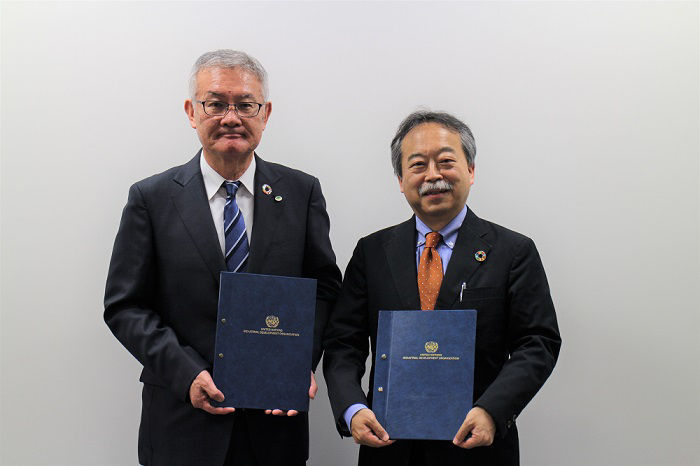 Joint Declaration Signing ceremony at Hitachi Construction Machinery Yuko Yasunaga, Head, Investment and Technology Promotion Office Tokyo UNIDO(Right) And Kotaro Hirano Representative Executive Officer President, Executive Officer and Director, CEO, Hitachi Construction Machinery (Left)