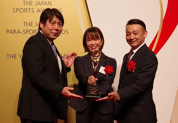 東京五輪混合トラップチーム（左から永島宏泰監督、中山由起枝選手、大山重隆選手） ※撮影時のみマスクを外しました