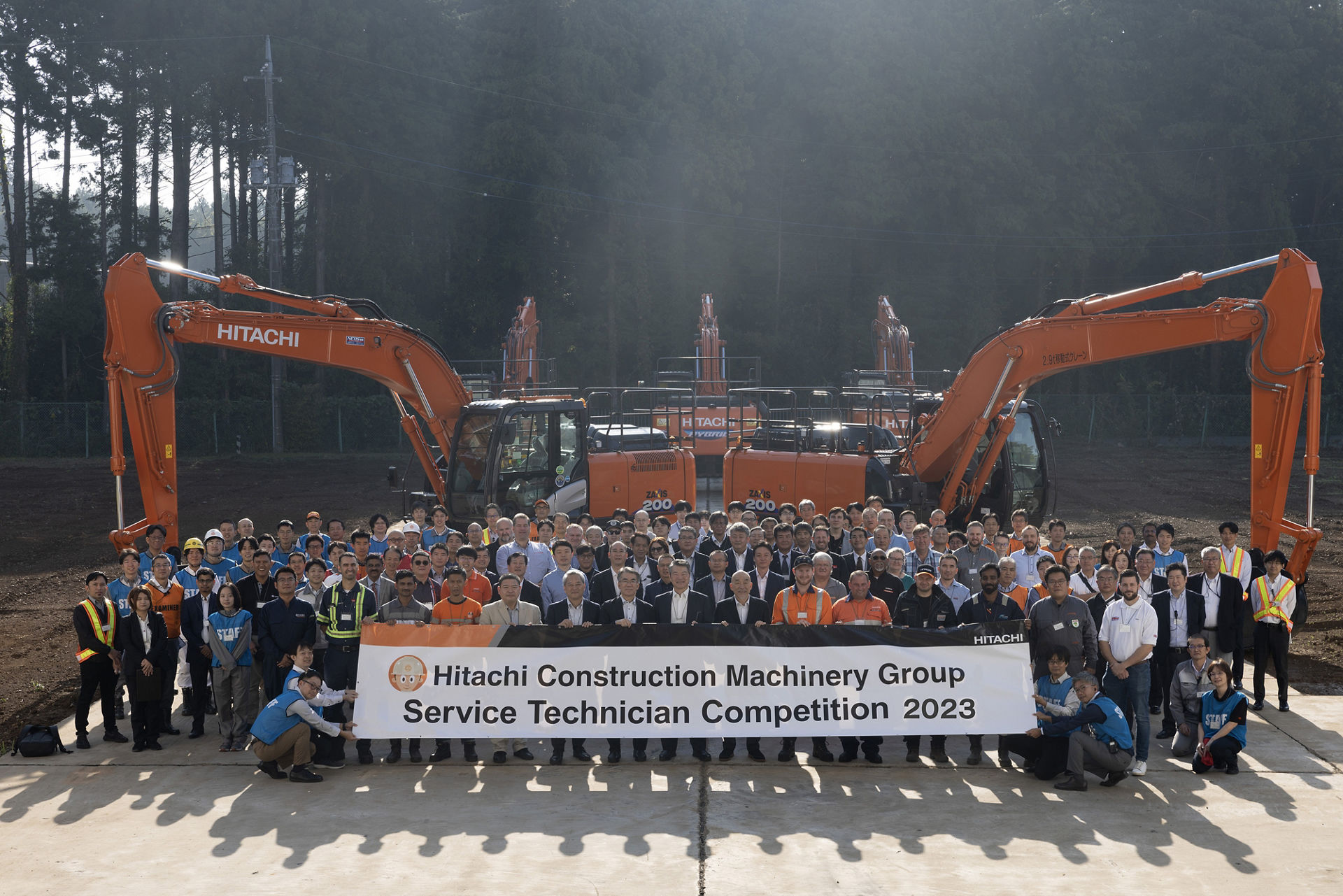 Hitachi Construction Machinery Group companies from around the world pose for a commemorative photo as "One Team"