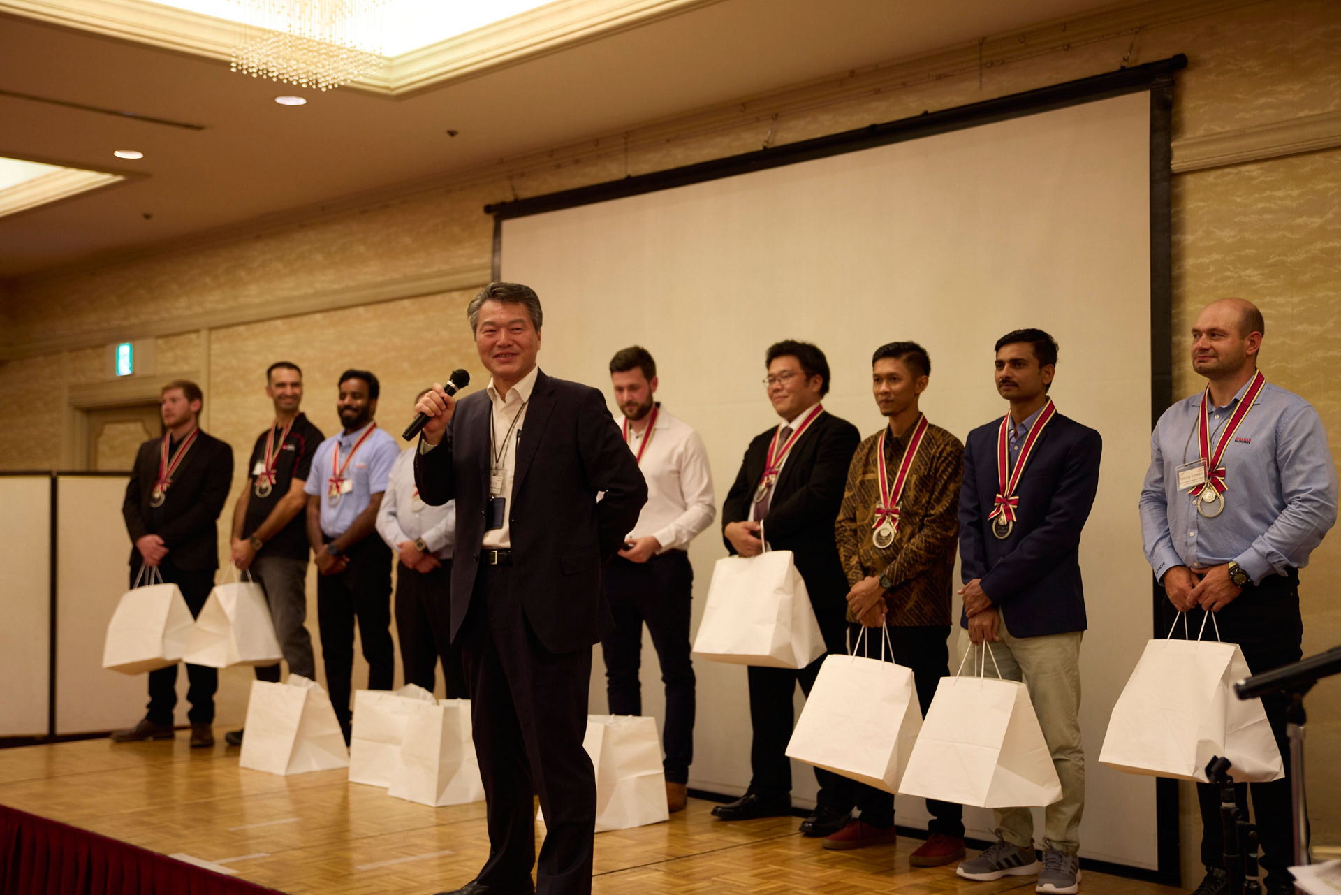 Delivering words of appreciation to the contestants President and Executive Officer, COO Masafumi Senzaki 