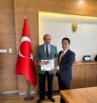 Republic of Türkiye Ministry of Agriculture and Forestry, Zekeriya Nane (Deputy General Director) [Left] Hitachi Construction Machinery Middle East, Arami Manabu President [Right]