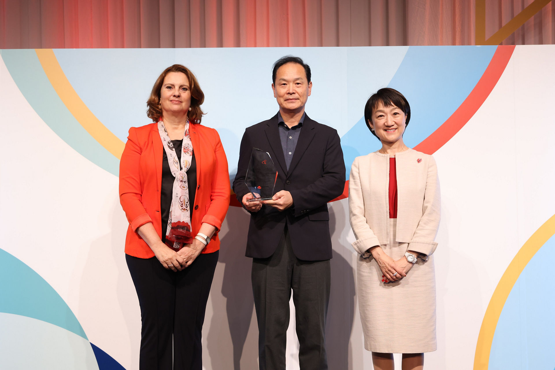 Left to right:  Marjet Andriesse, Senior Vice President & General Manager for Asia Pacific, Red Hat,Inc.  Seimei Toonishi, CDIO, President of New Business Creation Unit, Hitachi Construction Machinery Co., Ltd. Miho Miura, President and Representative Director, Red Hat K.K.