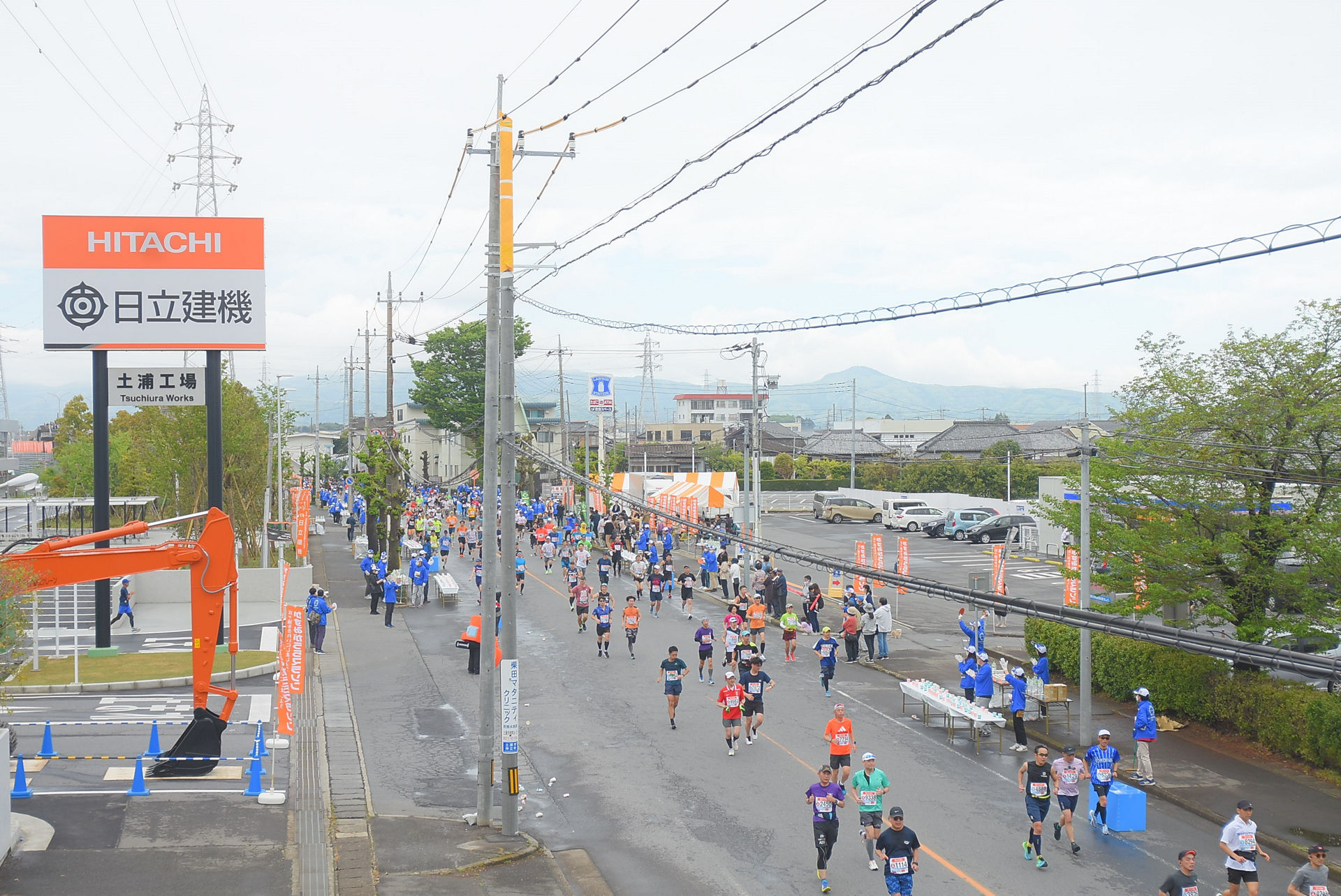 かすみがうらマラソン2023 土浦工場の前で選手のサポートをする従業員