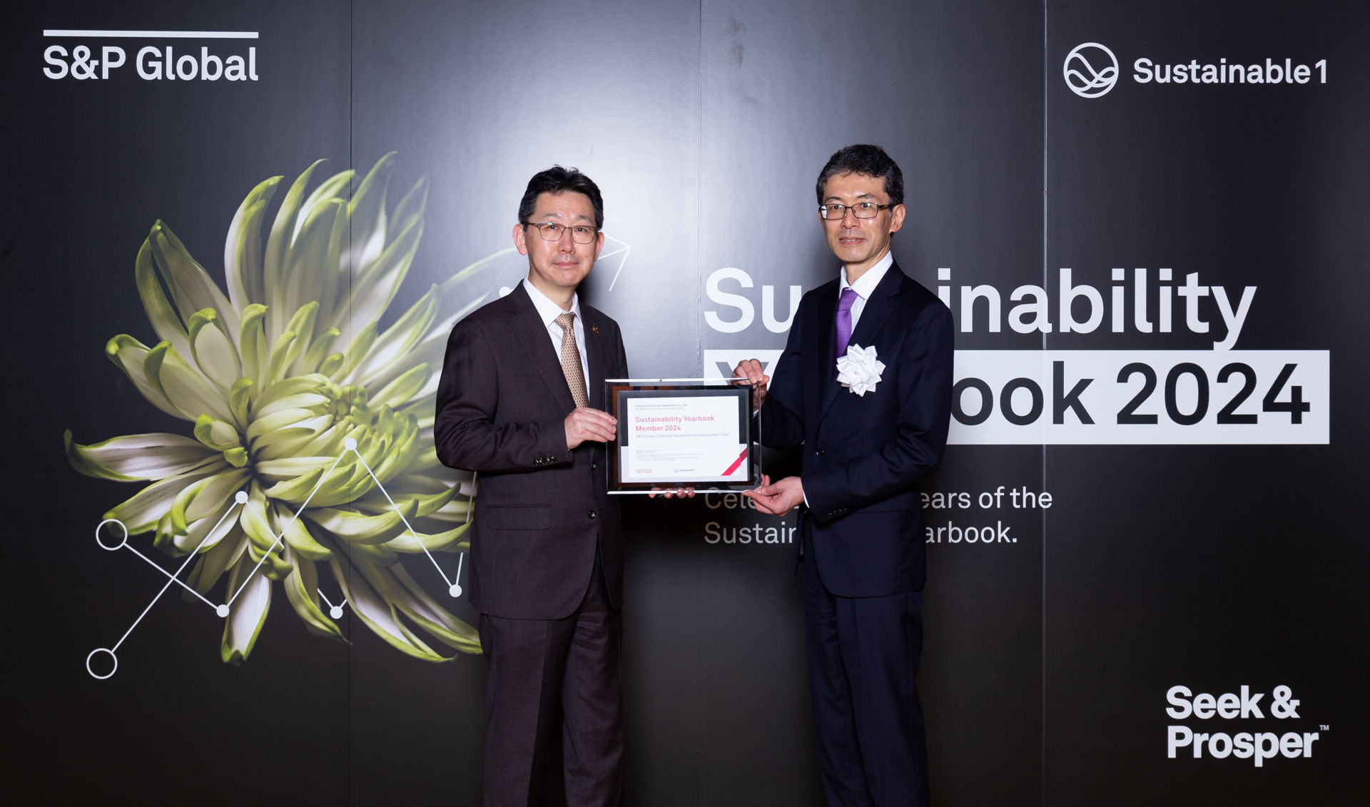 A certificate was awarded from Koji Omachi, Managing Director, Head of Japan for S&P Global Sustainable1 (right) to Shigeki Sasano, President of Sustainability Promotion Group, Hitachi Construction Machinery (left)