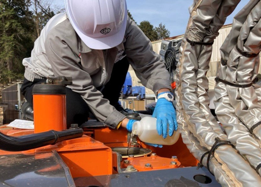 Pouring additives into the hydraulic oil