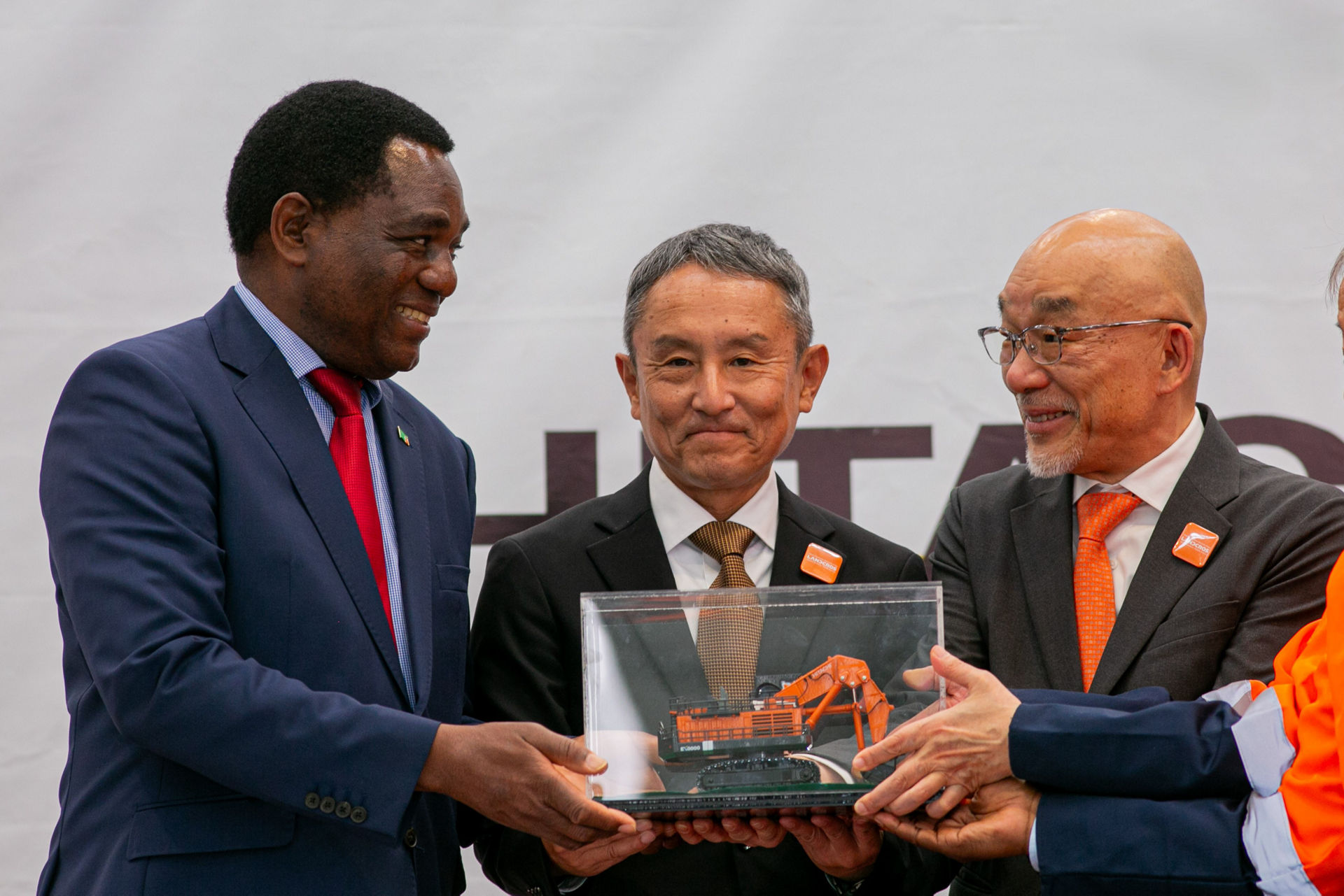 日立建機から記念品の贈呈（左からザンビア共和国 ハカインデ・ヒチレマ大統領、日立建機ザンビア 取締役社長 齋藤 伸彦、日立建機 執行役常務 マイニングビジネスユニット長 福西 栄治）
