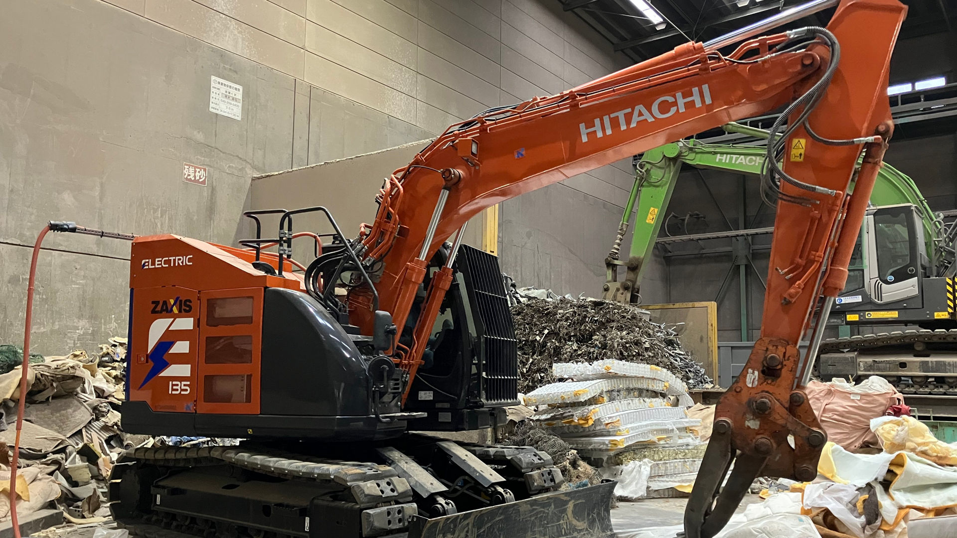 バッテリー駆動式ショベルが稼働時の電力負荷を平準化できることを実証