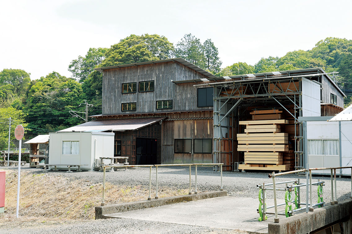 素材の管理も宮大工の大事な仕事。修復などに用いる木材は1～2年ほどかけて乾燥させてから使う。