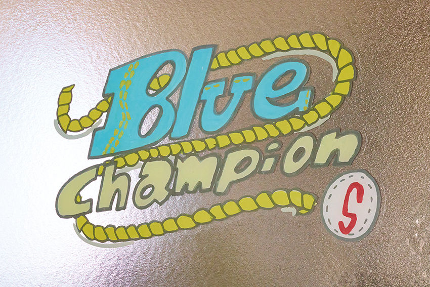 ロゴは山形県在住のイラストレーターが制作。チェーン風のあしらいはデニムのステッチを表現。