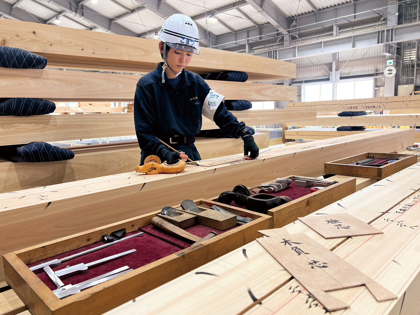 首里城の復元工事では「墨付け」（写真）や屋根に配置される「扇垂木（おうぎたるき）」の加工などを担当。