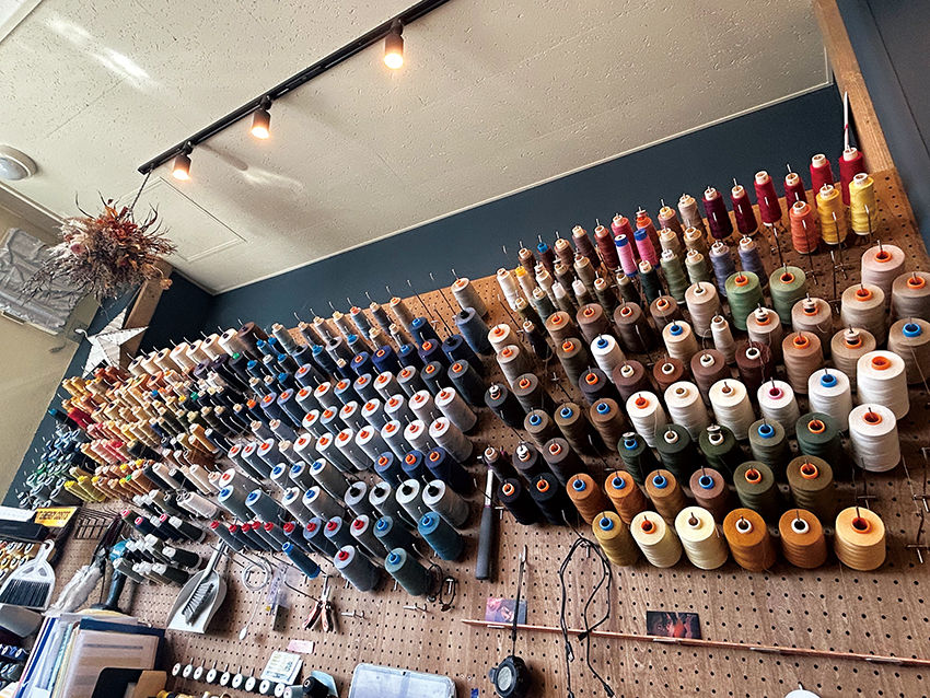 糸の9割以上は生地になじみやすく、ベースの素材を傷めにくい綿100％のものでそろえている。