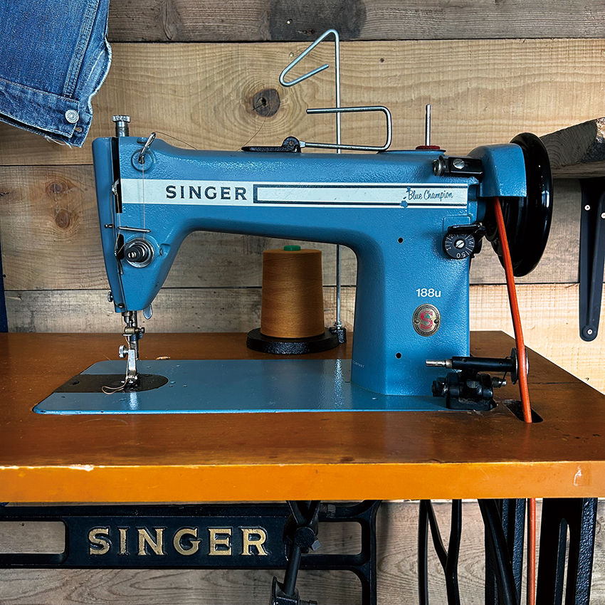ミシンは数種類を使い分け。写真は1950～70年代に作られた「シンガー」という職業用足踏みミシン。