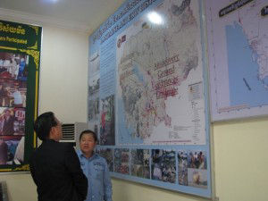 Executive Vice President Sumioka (left) listens to an explanation of landmine clearing activities