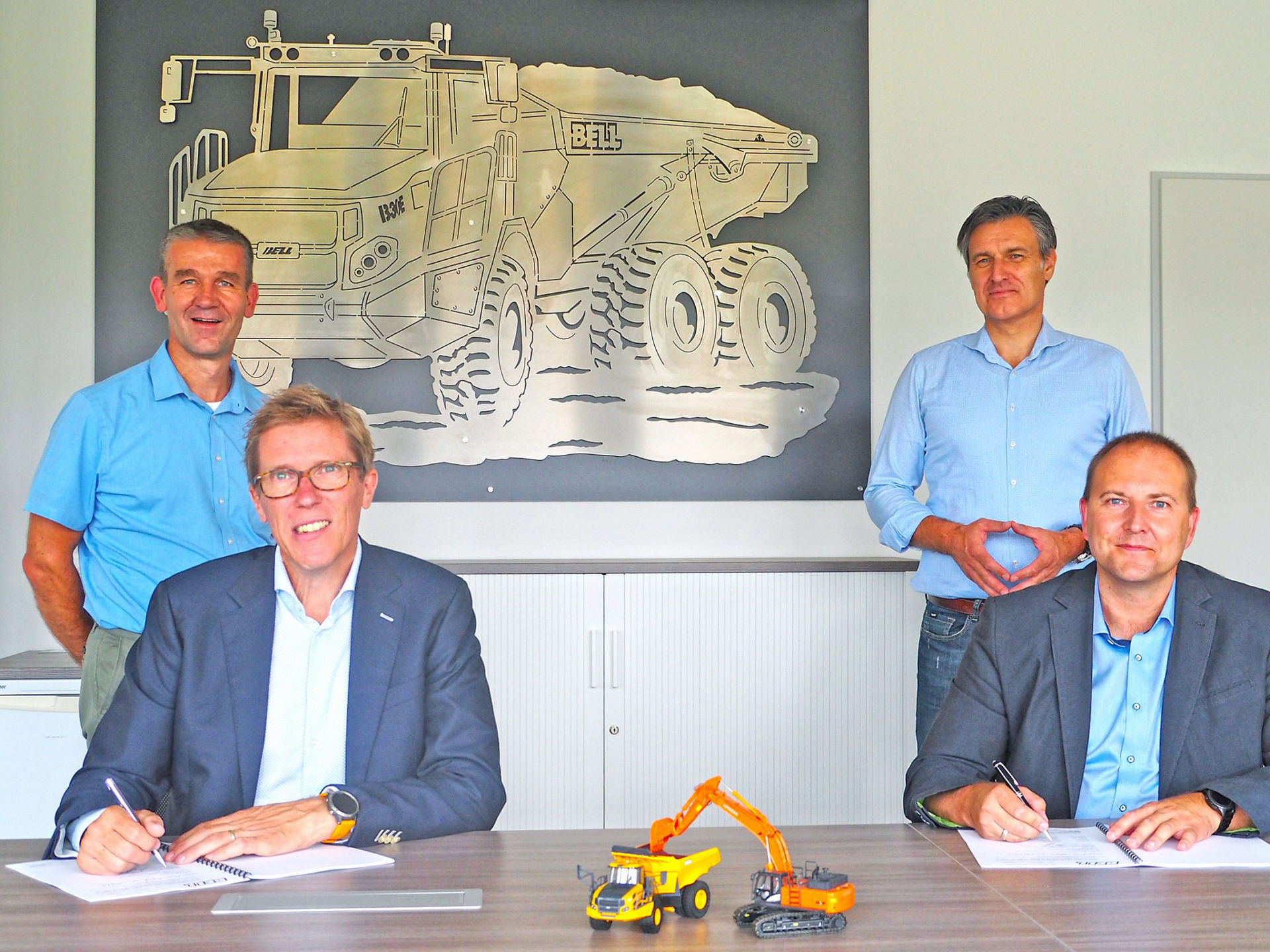 Ondertekening dealerovereenkomst door Gijs van Heertum (links), directeur HCM NL, en Andreas Heinrich (rechts), managing director Bell Equipment Germany. Op de achtergrond Henk Diderik (links), service manager bij HCM NL, en Andreas Reinert, sales manager van Bell Equipment Germany.