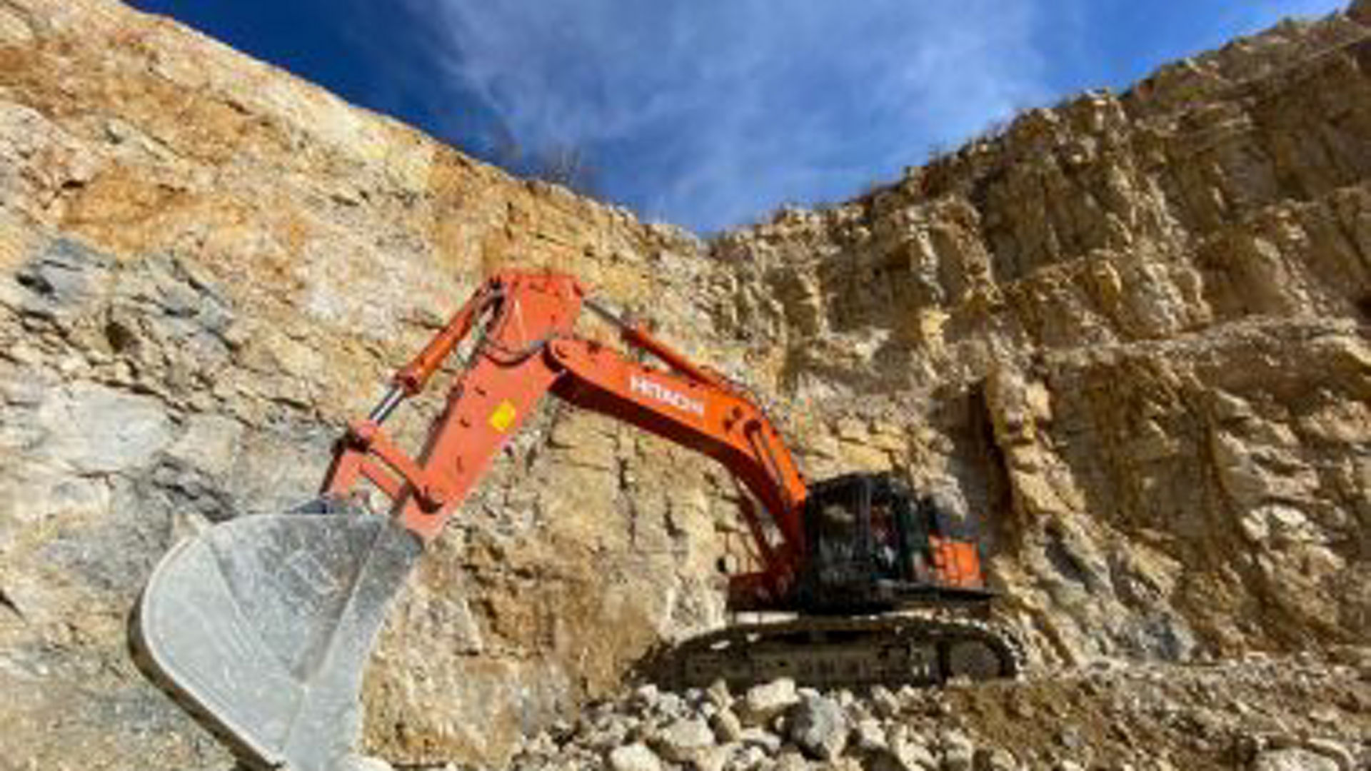 French quarry receives a powerful and precise new ZX530-7