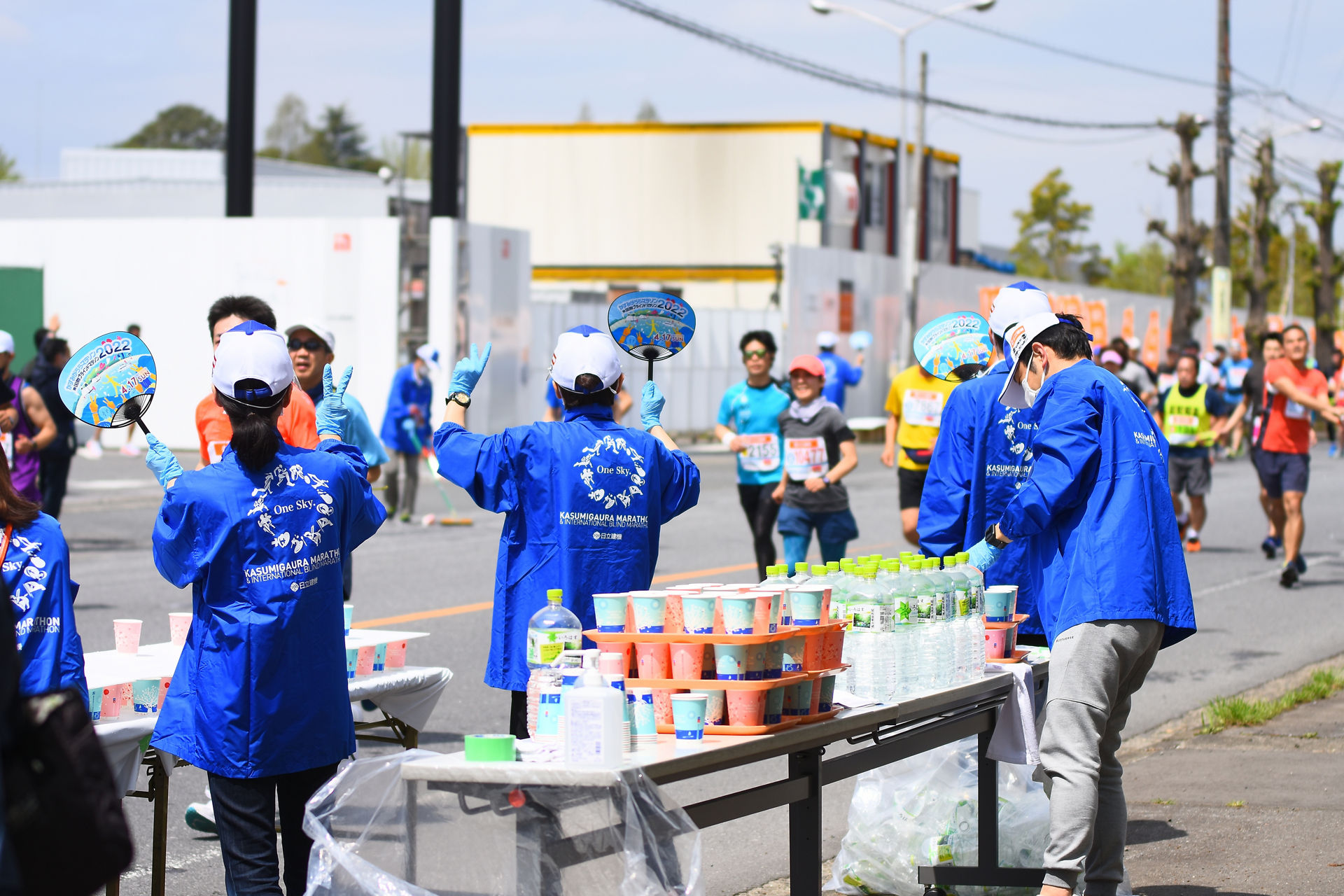 給水ボランティアを行うスタッフ