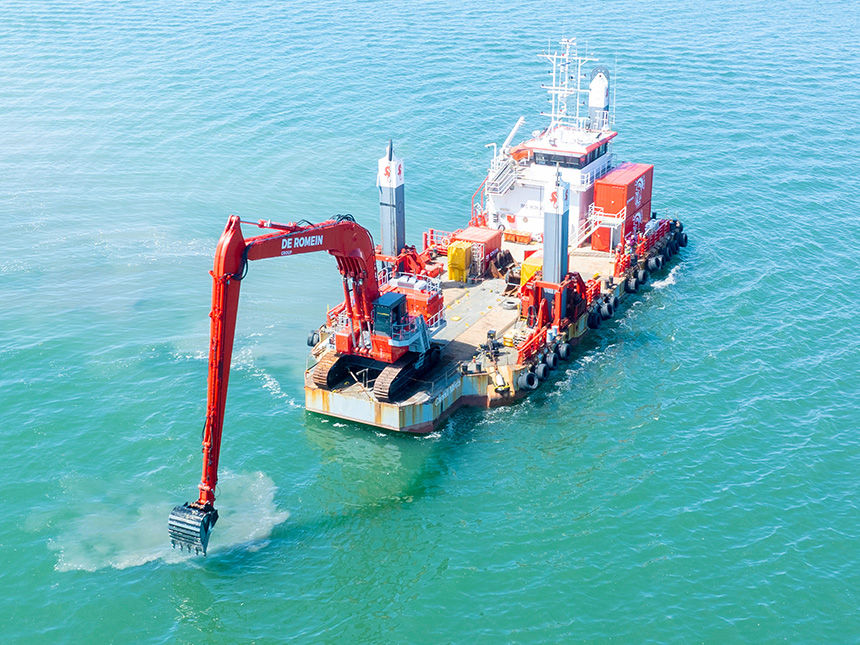 De graafmachine is compleet in de kleuren van De Romein gespoten