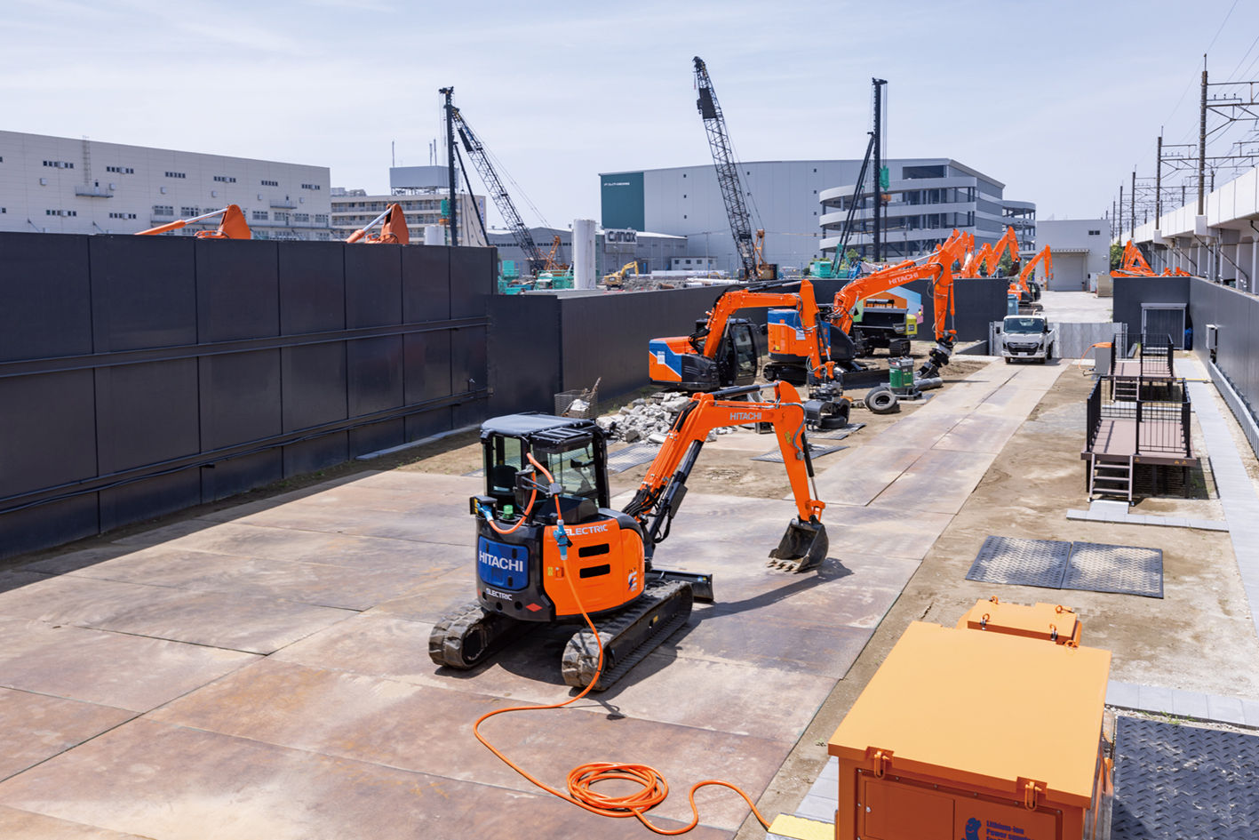 EV-LABのデモエリア。バッテリー駆動式ショベル本体だけでなく、グラップルなど各種アタッチメントや充電設備なども常備されている。