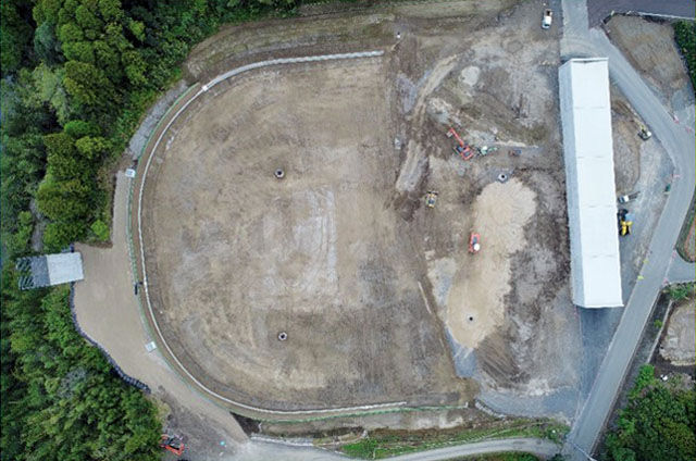 東九州自動車道・川久保地区における工事の図面（画像1）と完成写真（画像2）。ICT施工によって美しい曲線を描くことができた。