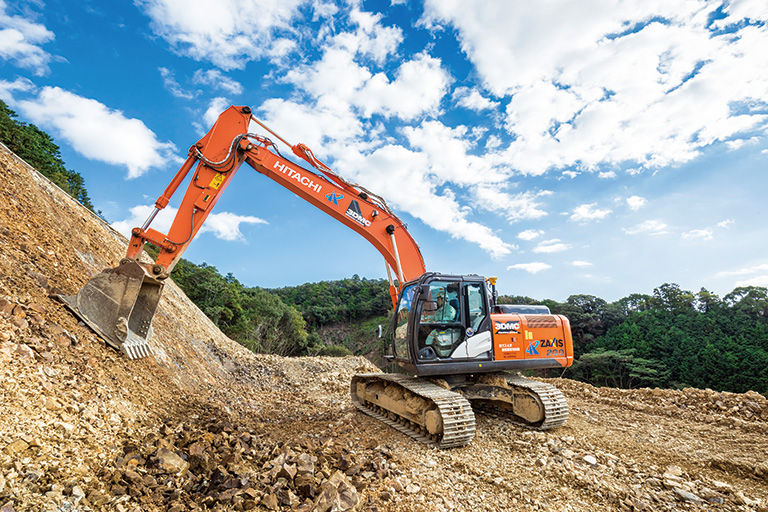 すさみ串本道路の有田東地区改良工事現場において、マシンコントロールを装備した日立建機のZX200X-5Bが掘削とのり面整形を行っている。