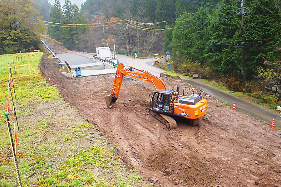 国道439号線の道路改良工事で活躍するZX200X