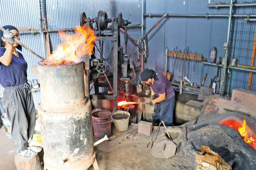 製鉄時は約1100℃に熱した炉に砂鉄と炭を交互に入れていく。