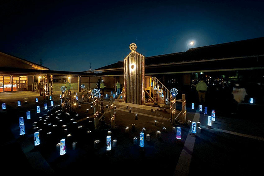 2021年に八幡市で行われた「竹あかりの夕べ」。約2000人の観衆でにぎわった。