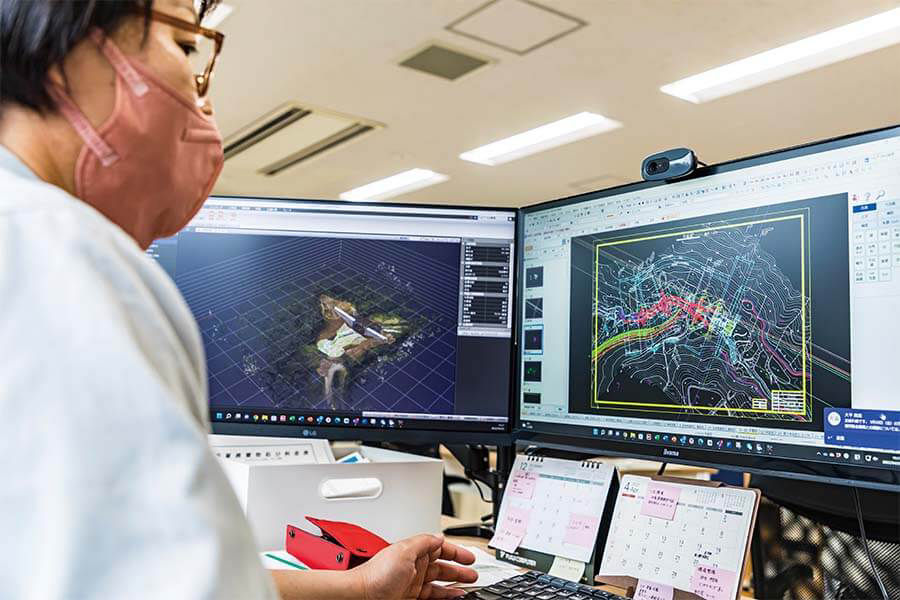 伊米ヶ崎建設の建設ディレクターは、現場を理解したうえで、ICT建設機械の要となる3次元設計データ作成を内製化している。