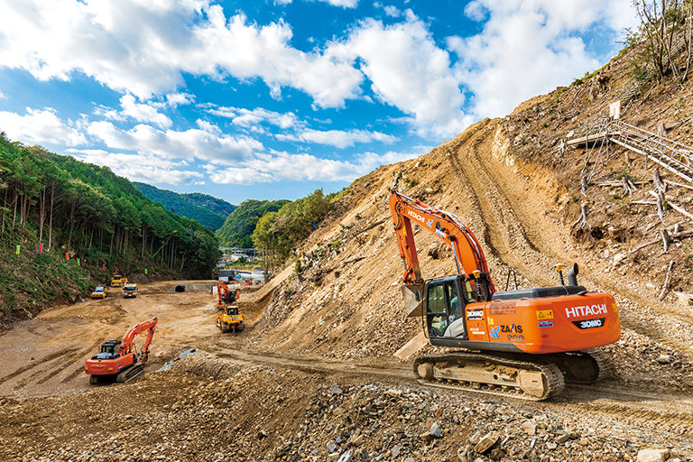 現在は、主に工事用道路の建設を進めている段階で、ICT施工に対応した4台の建設機械が稼働している。