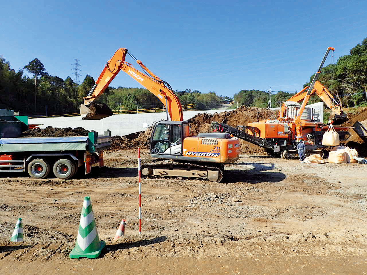 東九州自動車道の工事では、橋台を載せる部分が軟弱地質だったために、土を掘ってから土質を改良して埋め戻すという作業を短期間で行う難工事となった。