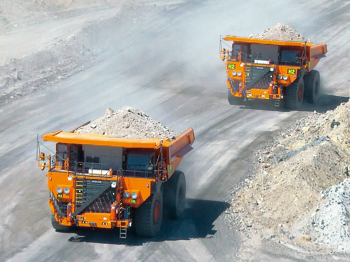 FMSは車両の稼働状況を把握して鉱山全体の生産効率を向上させて、刻々と変化する状況下で安全運行の指示と管理を行う。