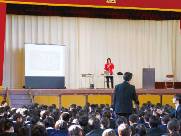 中山選手のこれまでの経験から「夢を持つことの大切さ」を伝える講演活動など、社会貢献活動も行っています。