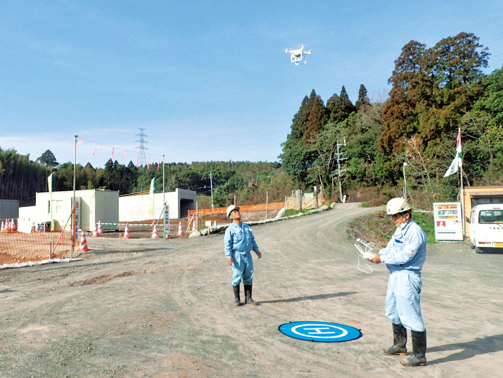 ドローンを使った測量風景。集めたデータをもとに点群データを作成する。