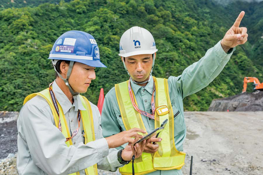 現場で指示を出す浪岡所長