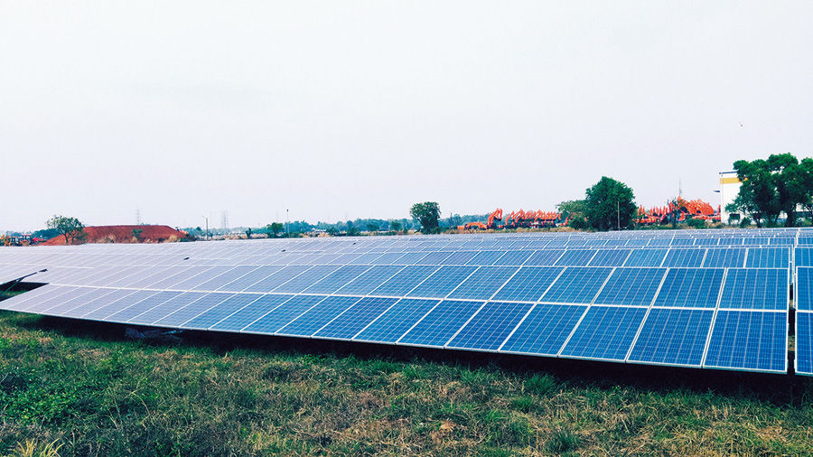 西ベンガル州にあるカラグプール工場敷地内に設置された太陽光パネル。カラグプール工場の事務棟にLEDを導入し、電力消費量と電力コストを削減しています。