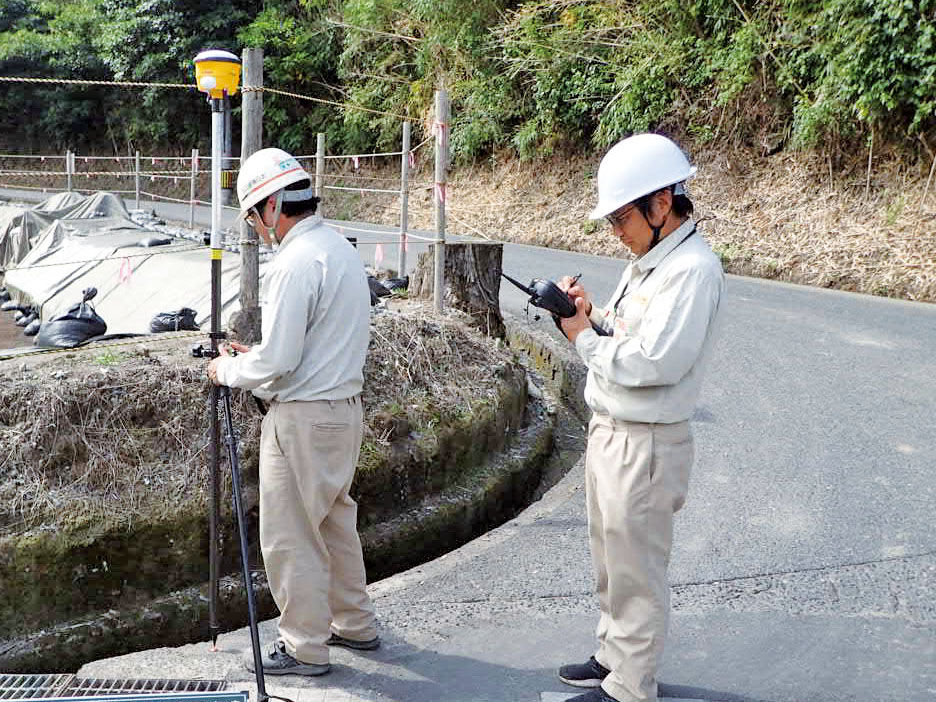 GNSSによる測位の結果を現場の工事基準点と合わせる作業の様子。