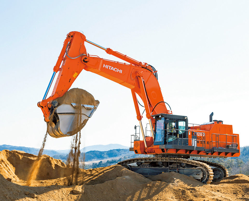 掘削・積み込みをする日立建機の大型ショベルEX1200-6。
