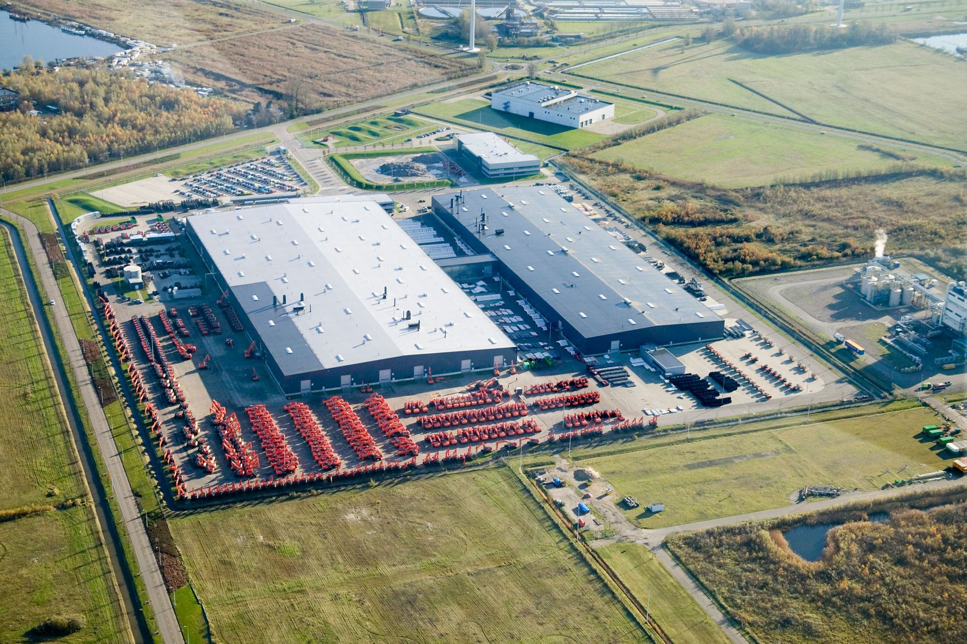オランダ王国で、日立建機（ヨーロッパ）N.V.がアムステルダム工場を設置し、生産を開始