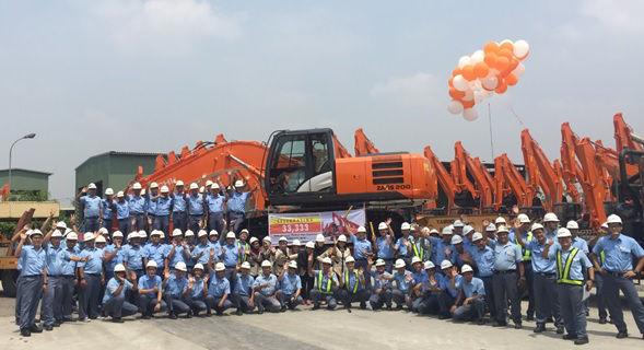 日立建機インドネシア社が中型油圧ショベル累計33,333台の出荷を達成