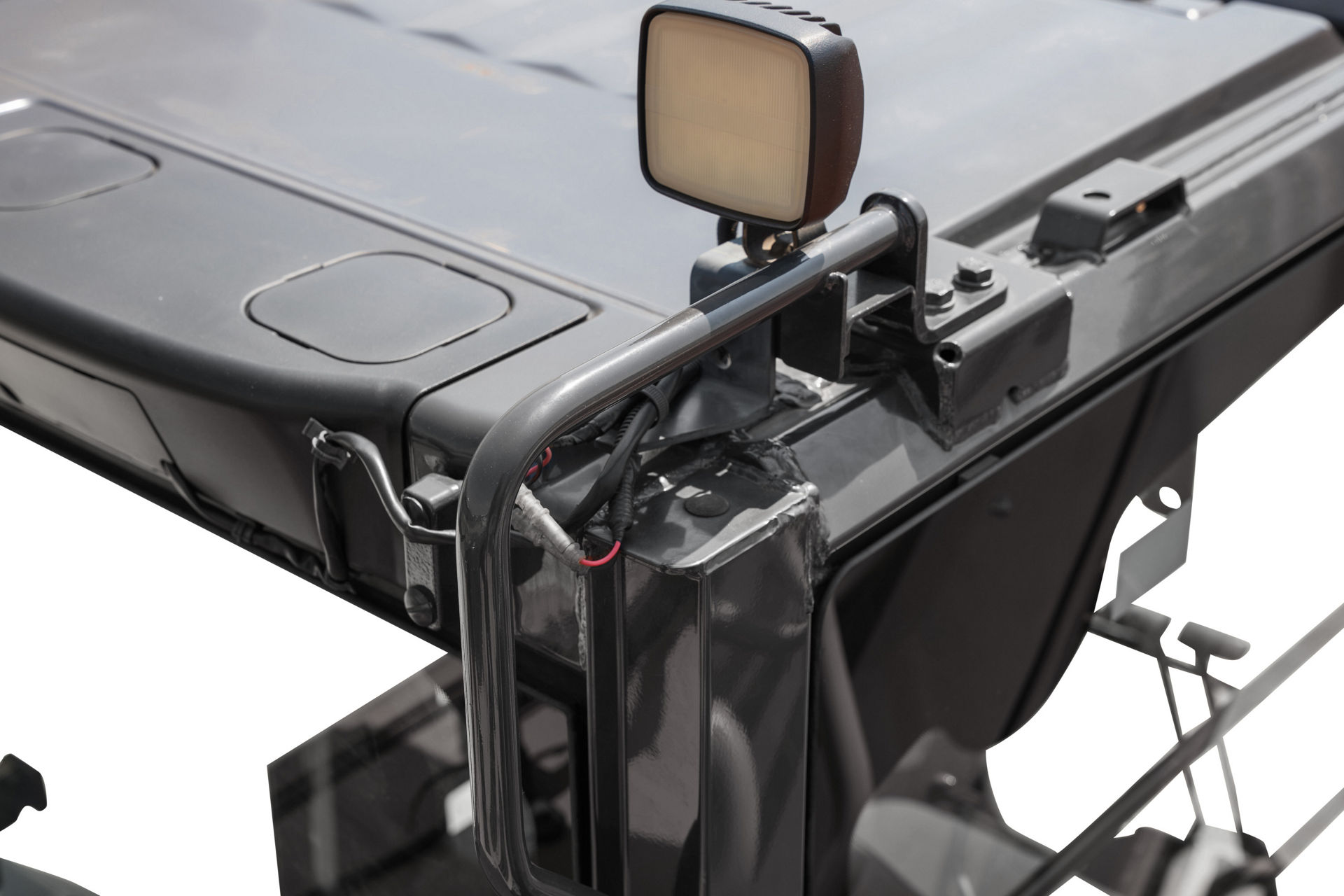 Option :  CAB Roof Rear Light & Easy-to-grasp handhold improve safety during maintenance.