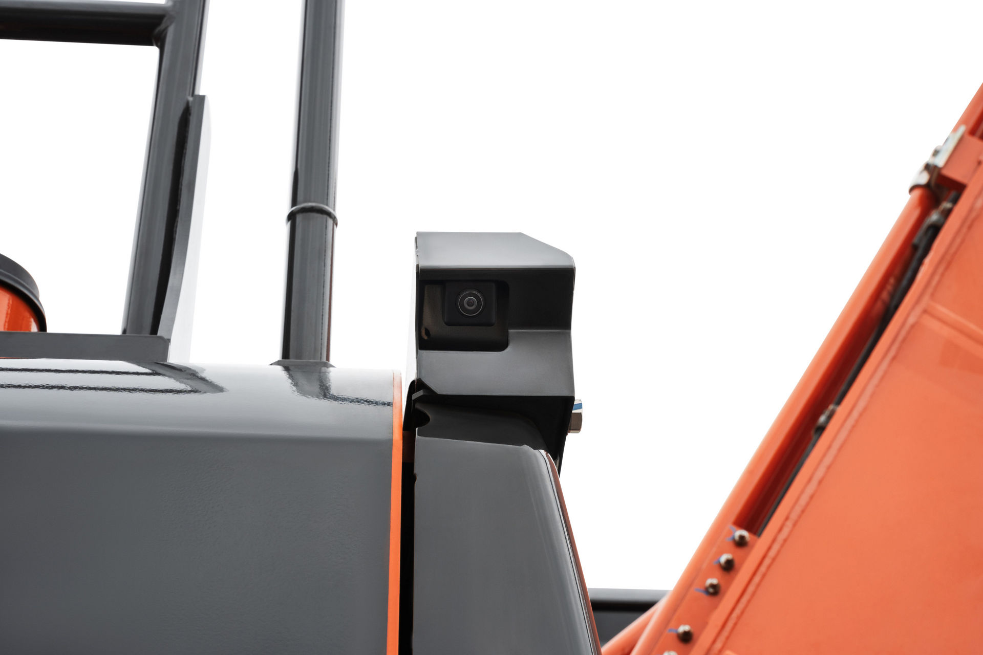 Option : Side View Camera of 270-degree bird’s eye-view camera system installed on left & right side enable operator easily view surroundings condition through the monitor to make sure the operator's safety and security on site.