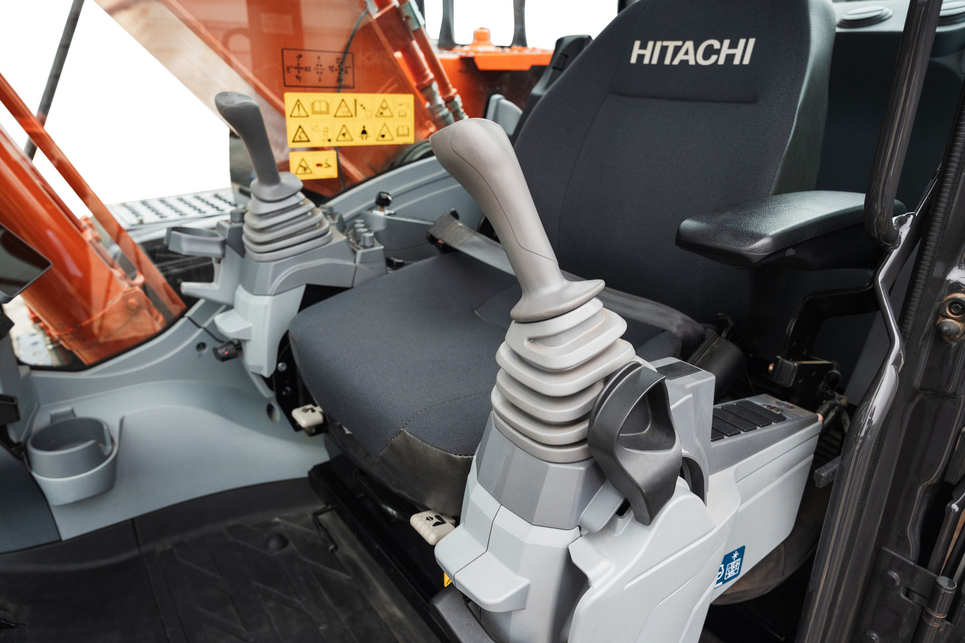 Grip switch function Applied new functions to grip switch for greater convenience at handling. Practical added functionality to ease machine operation.