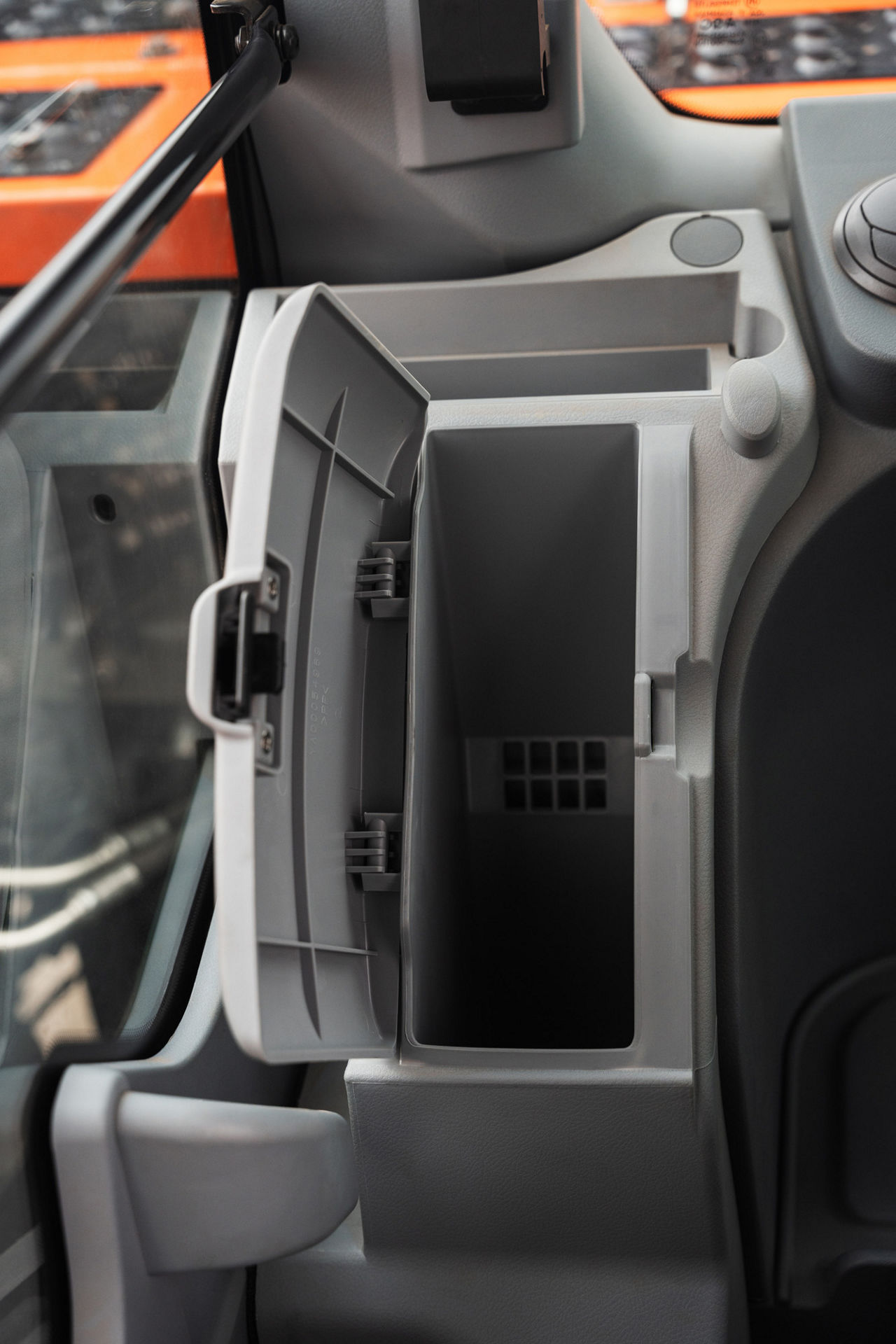 User-friendly storage space 1DIN size built-in pocket (standard) A 1-DIN-sized pocket is installed at the right of the rear tray. Radio or other item can be mounted by removing the pocket.