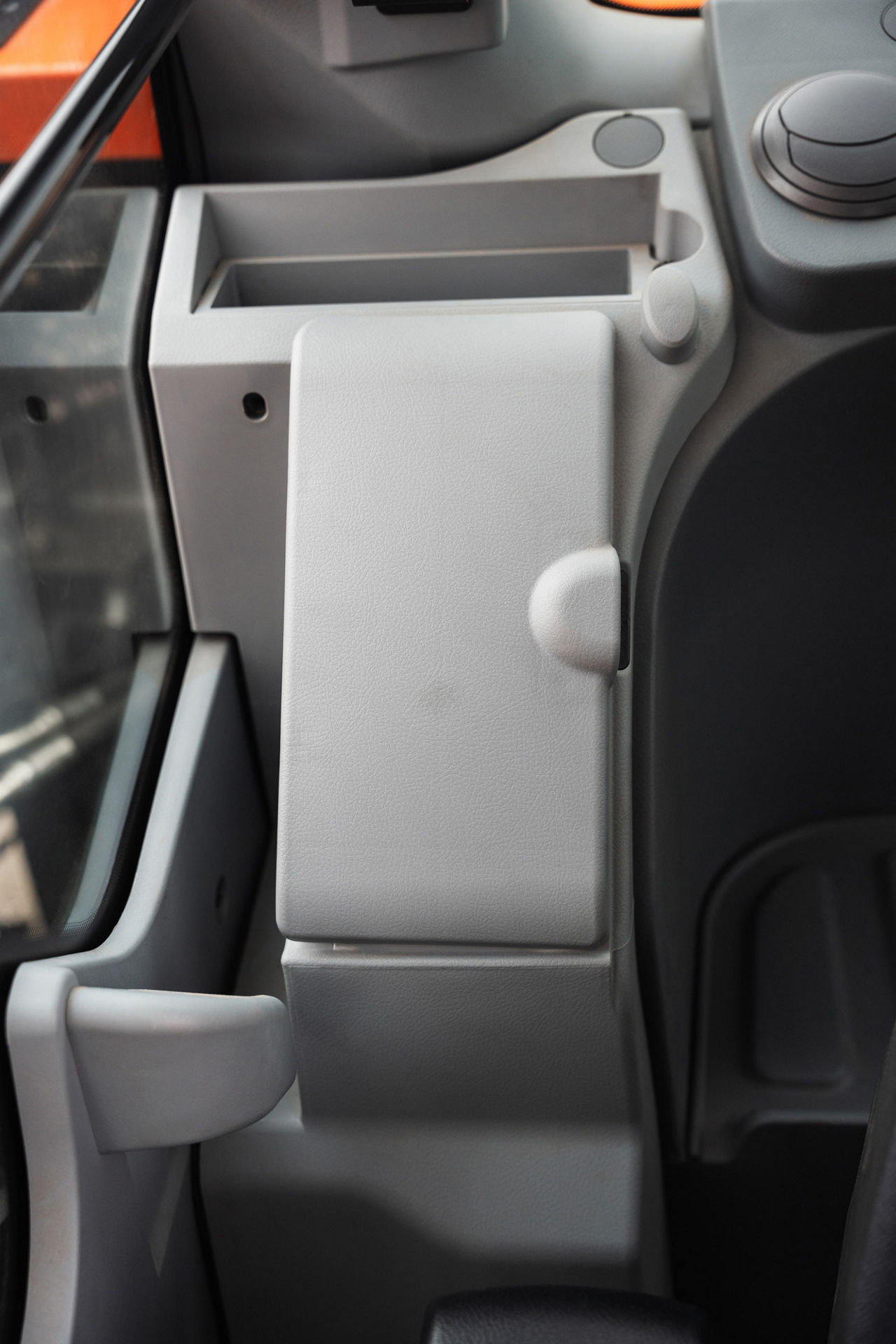 User-friendly storage space 1DIN size built-in pocket (standard) A 1-DIN-sized pocket is installed at the right of the rear tray. Radio or other item can be mounted by removing the pocket.