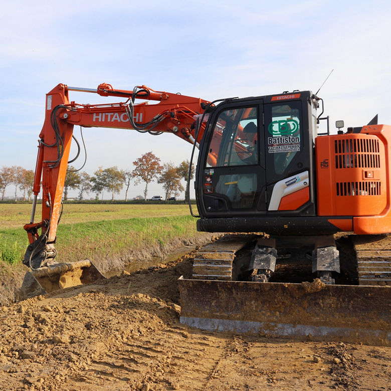 Hitachi_ZX135US-